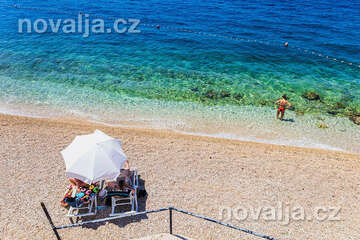 Letovisko Igrane - veřejná oblázková pláž pod hotelem (lehátka patří hotelu), Makarská riviéra, Chorvatsko