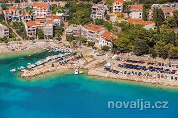Letovisko Igrane - oblázková pláž v centru, parkoviště, letecký pohled, Makarská riviéra, Chorvatsko
