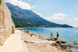 Letovisko Igrane - oblázková pláž pod hotelem, Makarská riviéra, Chorvatsko