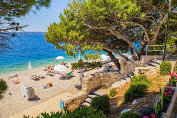 Apartmány Knez - oblázková pláž pod hotelem, Igrane, Makarská riviéra, Chorvatsko