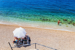 Apartmány Knez - oblázková pláž pod hotelem, Igrane, Makarská riviéra, Chorvatsko