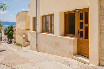 A1 - Apartmány Knez - vchod do apartmánu A1 (přízemí), Igrane, Makarská rivéra, Chorvatsko