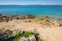 Apartmány Crnika - oblázková pláž pod domem, Mandre, ostrov Pag, Chorvatsko