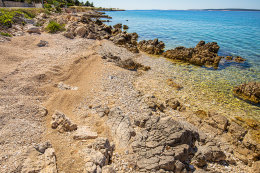 Apartmány Crnika - oblázková pláž pod domem, Mandre, ostrov Pag, Chorvatsko