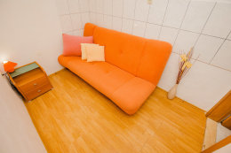 A12 - komora (bez okna) s gaučem přístupná ze třetí ložnice, apartmány Koni, Igrane, Makarská riviéra, Chorvatsko