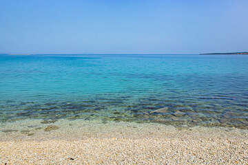 Oblázková pláž Girenica, ostrov Pag, Chorvatsko