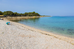 Oblázková pláž Girenica, ostrov Pag, Chorvatsko