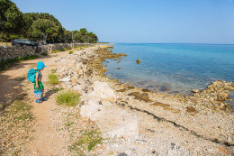 Oblázková pláž Girenica, ostrov Pag, Chorvatsko