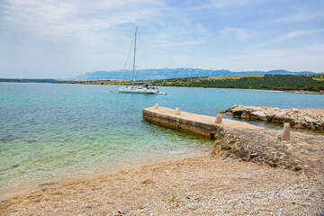 Oblázková pláž Girenica, ostrov Pag, Chorvatsko