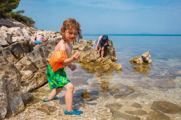 Oblázková pláž Girenica, ostrov Pag, Chorvatsko