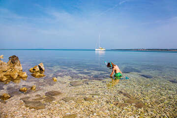 Oblázková pláž Girenica, ostrov Pag, Chorvatsko