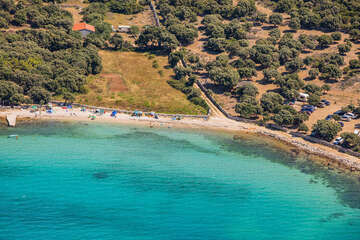 Oblázková pláž Girenica - letecký pohled, ostrov Pag, Chorvatsko