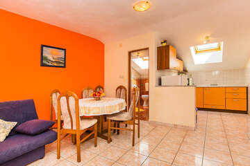 3R - apartmány Mira (gauč na fotografii byl vyměněn za novější), Stará Novalja, ostrov Pag, Chorvatsko