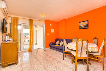 3R - apartmány Mira (gauč na fotografii byl vyměněn za novější), Stará Novalja, ostrov Pag, Chorvatsko