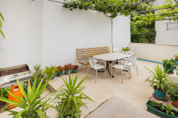 Apartmány Duje - společná terasa a gril u domu, Igrane, Makarská riviéra, Chorvatsko