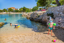 Apartmány Roza - oblázková pláž 30 m (od dolní budovy), 60 m (od horní budovy), Mandre, ostrov Pag, Chorvatsko