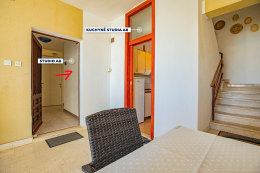 Studio A8 -  posezení venku u schodiště blízko kuchyně, apartmány Val, Igrane, Makarská riviéra, Chorvatsko