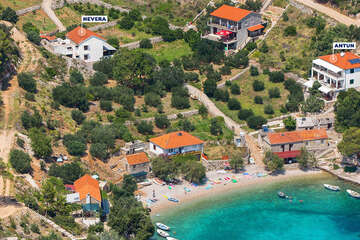 Apartmány Nevera - letecký pohled, jižní zátoka ostrova Hvar, Chorvatsko