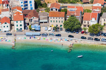 Zaostrog - letecký pohled, pláže u domů Perla, Orada a Riva, Makarská riviéra, Chorvatsko
