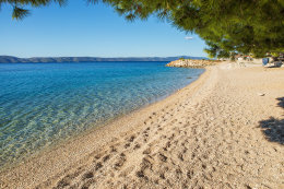 Letovisko Igrane - východní oblázková pláž (blízko parkoviště), Makarská riviéra, Chorvatsko