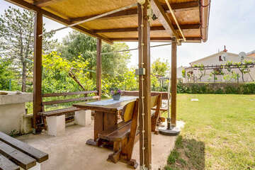 Apartmány Flit - posezení s přístřeškem u zahradě u domu, Baška, ostrov Krk, Chorvatsko