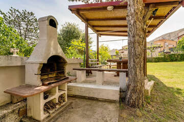 Apartmány Flit - gril s posezením u domu, Baška, ostrov Krk, Chorvatsko