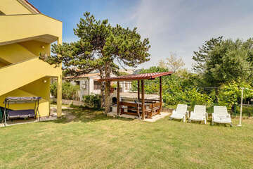 Apartmány Flit - zahrada s pozením, grilem a lehátky u domu, Baška, ostrov Krk, Chorvatsko