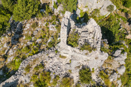 Gradina - pohled z dronu na ruiny tvrze,  Makarská riviéra, Chorvatsko