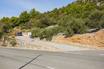 Gradina a Kremenik - výchozí cesta nad magistrálou, Makarská riviéra, Chorvatsko