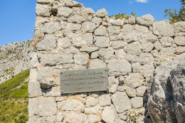 Gradina - pohled na ruiny tvrze, Makarská riviéra, Chorvatsko