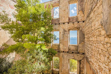 Letovisko Igrane - základní škola z 19.století, Makarská riviéra, Chorvatsko