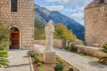 Letovisko Igrane - kostel Sv. Michala, Makarská riviéra, Chorvatsko