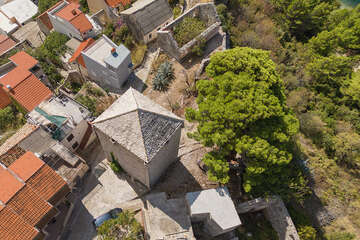 Letovisko Igrane - snímek z dronu, Zalina kula, Makarská riviéra, Chorvatsko