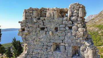 Gradina - pohled na ruiny tvrze, Makarská riviéra, Chorvatsko