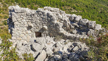 Gradina - pohled na ruiny tvrze, Makarská riviéra, Chorvatsko
