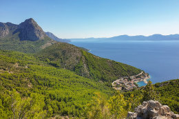 Gradina - pohled od tvrze na Biokovo a Drvenik Gornja Vala, Makarská riviéra, Chorvatsko