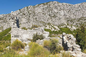 Gradina - pohled na ruiny tvrze a pohoří Biokovo, Makarská riviéra, Chorvatsko
