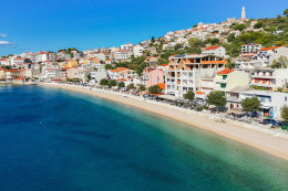 Letovisko Igrane - oblázková pláž v centru, Makarská riviéra, Chorvatsko