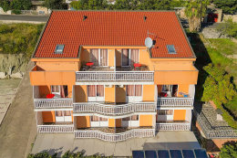 Apartmány Nikola - pohled na dům z dronu, Gradac, Makarská riviéra, Chorvatsko