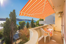 A4 - apartmány Bracera - terasa s pohledem na moře (přístup z kuchyně a z první ložnice), Stará Novalja, ostrov Pag, Chorvatsko