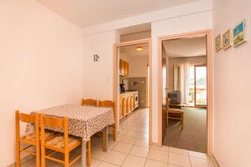 A4 - apartmány Bracera - uspořádání kuchyně a první ložnice (starší snímek), Stará Novalja, ostrov Pag, Chorvatsko