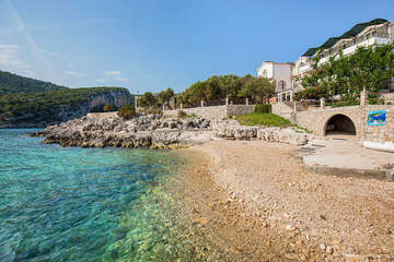 Pokrivenik - oblázková pláž, ostrov Hvar, Chorvatsko