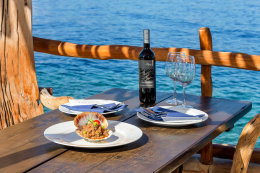 Pokrivenik - restaurace u hotelu Timun s venkovním posezením, ostrov Hvar, Chorvatsko