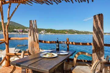 Pokrivenik - restaurace u hotelu Timun s venkovním posezením, ostrov Hvar, Chorvatsko