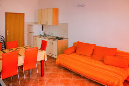 P-2B, apartmány Nikola, Gradac,Chorvatsko