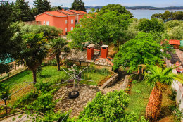 Apartmány Marin - pohled do zahrady, Sv. Filip i Jakov, Chorvatsko