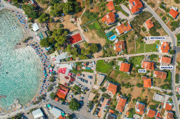 Apartmány Nevenica - pohled z dronu, Vodice - Blata, Šibenická riviéra, Chorvatsko