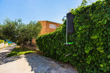 Apartmány Vedrana - venkovní sprcha u domu, Tkon, ostrov Pašman, Chorvatsko