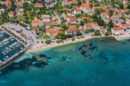 Orebič - letecký pohled na oblázkovou pláž v centru, poloostrov Pelješac, Chorvatsko