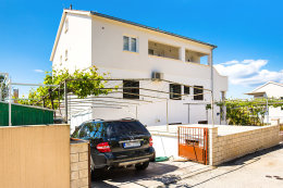 Apartmány Vanesa - parkování u domu, Orebić, poloostrov Pelješac, Chorvatsko